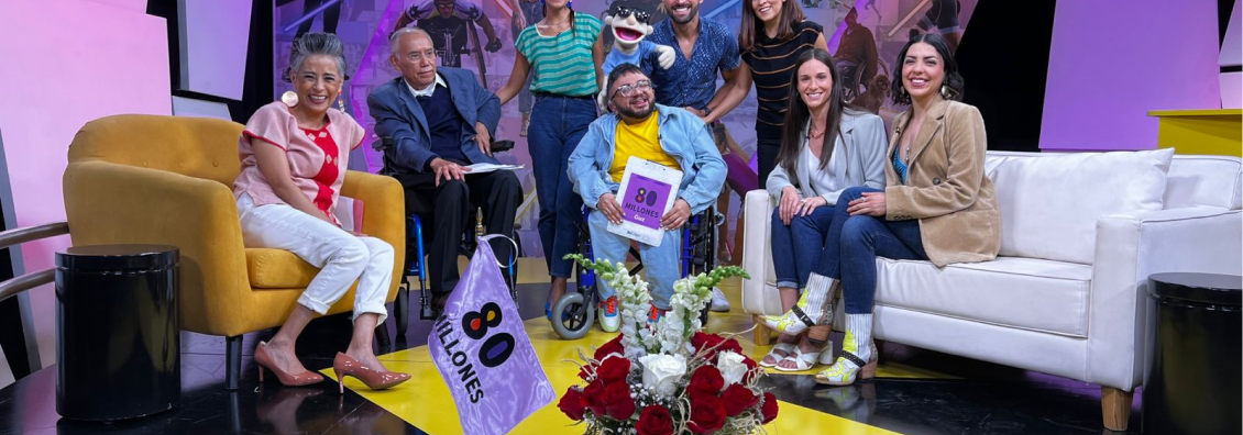 Úrsula and Regina posing with a group of people in a television forum