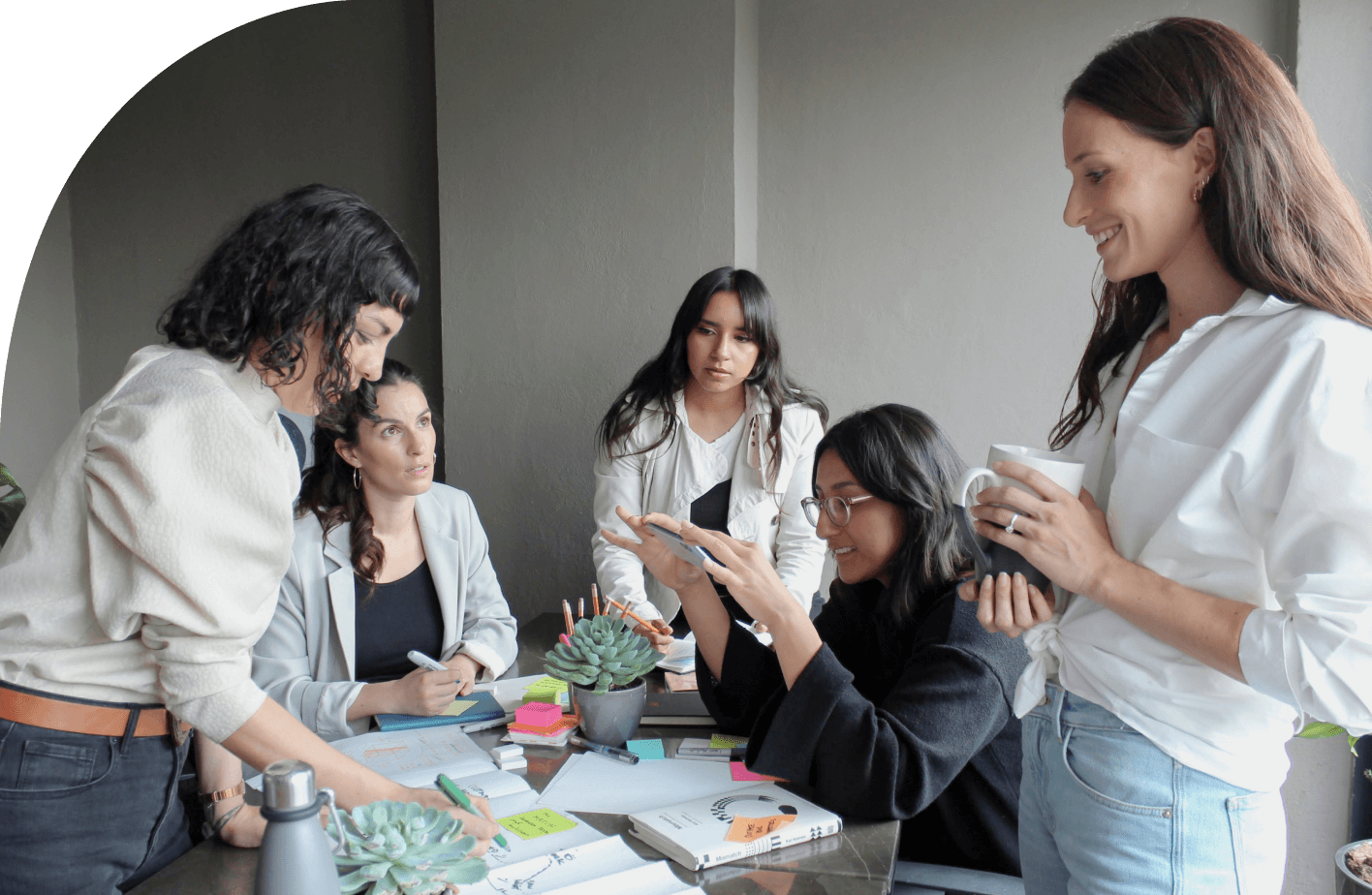 Cuatro mujeres discutiendo en un taller de co diseño